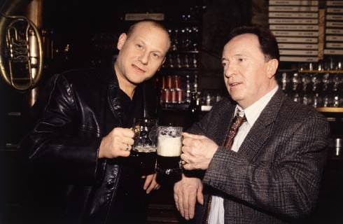 TATORT Bierkrieg D 1996 Wolfgang Panzer Im Kühlraum einer Brauerei wird die Leiche des Verkaufsleiters Udo Schaffert gefunden - erschossen. Der Polizeipräsident stellt Ehrlicher vor die Wahl: Entweder der Fall wird innerhalb von drei Tagen gelöst, oder ihm droht die Suspendierung. Foto vlnr.: Kommissar Kain (BERND-MICHAEL LADE), Hauptkommissar Bruno Ehrlicher (PETER SODANN). Überschrift: TATORT D 1996 Copyright: KPA !AUFNAHMEDATUM GESCHÄTZT! UnitedArchives00641413