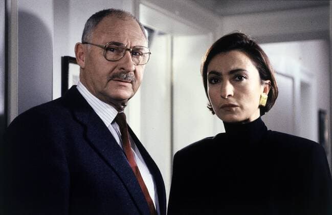 DER ALTE Der Babysitter Leo Kress (ROLF SCHIMPF, mit RENAN DEMIRKAN als Edith Raul) versucht sich einen Einblick in die Verhältnisse des Hauses zu verschaffen, in dem Laura als Babysitter beschäftigt war. 37425 Überschrift: DER ALTE Copyright: KPA !AUFNAHMEDATUM GESCHÄTZT! UnitedArchives00641486