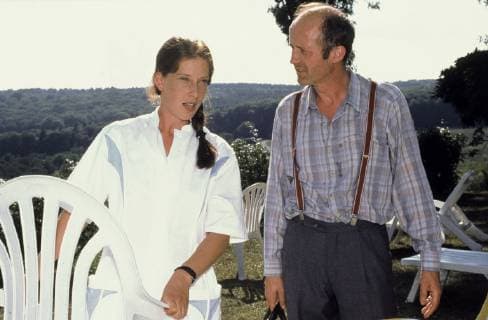KURKLINIK ROSENAU Die Rettung Deutschland 1996 Herrmann Zschoche Mit einer Verletzung am Bein taucht der Landstreicher Heinz in Rosenau auf. Dr. Tannert befürchtet eine Blutvergiftung und behält ihn deshalb noch für einige Tage in der Klinik, was den anderen Kurgästen gar nicht passt. Szene mit SABINE WOLF (Schwester Chris) und CHRISTOF WACKERNAGEL (Heinz) EM Überschrift: KURKLINIK ROSENAU Deutschland 1996 Copyright: KPA !AUFNAHMEDATUM GESCHÄTZT! UnitedArchives00642112