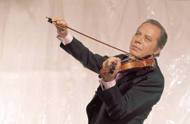 HELMUT ZACHARIAS HELMUT ZACHARIAS - DER ZAUBERGEIGER MIT DEM SWINGENDEN SOUND IST MIT 82 JAHREN GESTORBEN. Er galt als bester deutscher Jazz-Geiger Deutschlands und wurde auch international gefeiert. Mit seinen Liedern und Evergreens begeisterte er sein Publikum. Wenn der weiße Flieder wieder blüht - seine Erfolgsmelodie wird unvergessen bleiben. Aufnahme: 50er Jahre Überschrift: HELMUT ZACHARIAS Copyright: KPA !AUFNAHMEDATUM GESCHÄTZT! UnitedArchives00646493