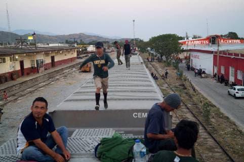 Dozens of Central American citizens get on the train La Bestia (The Beast) , in the municipality of Arriaga, in the state of Chiapas, Mexico, 25 April 2019. The train goes to the center of Mexico, where de groups of people follow its journey to the US border. Migrants continue their passage through Mexico despite immigration checkpoints !ACHTUNG: NUR REDAKTIONELLE NUTZUNG!  Copyright: xCarlosxLopezx MEX603 20190425-636918125380241787