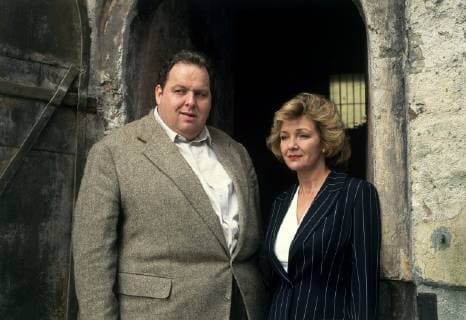 DER BULLE VON TÖLZ Tod im Internat D 1995 Walter Bannert OTTFRIED FISCHER (Benno Berghammer), GILA VON WEITERSHAUSEN (Victoria von Lohenstein) in der Folge: Tod im Internat , 1995. EM Überschrift: DER BULLE VON TÖLZ D 1995 Copyright: KPA !AUFNAHMEDATUM GESCHÄTZT! UnitedArchives00650619
