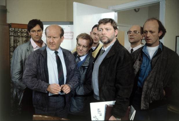 SCHWARZ ROT GOLD Schwarzer Kaffee BRD 1988 Theo Mezger Szene mit HELMUT ZIERL (Grosser), UDO THOMER, EDGAR BESSEN (Globig), UWE FRIEDRICHSEN (Zaluskowski), SIEGFRIED KERNEN (Hobel) und GEORG MEYER GOLL (Doellke). 33522 Überschrift: SCHWARZ ROT GOLD BRD 1988 Copyright: KPA !AUFNAHMEDATUM GESCHÄTZT! UnitedArchives00655742