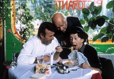 NEAPEL SEHEN UND ERBEN Neapel sehen und erben D 1988 Marco Serafini Szene mit Antonio Sarti (GUIDO GAGLIARDI), Ernst Huber (RALF WOLTER) und Louise Koppel (INGE MEYSEL) 33780 Überschrift: NEAPEL SEHEN UND ERBEN D 1988 Copyright: KPA !AUFNAHMEDATUM GESCHÄTZT! UnitedArchives00658863
