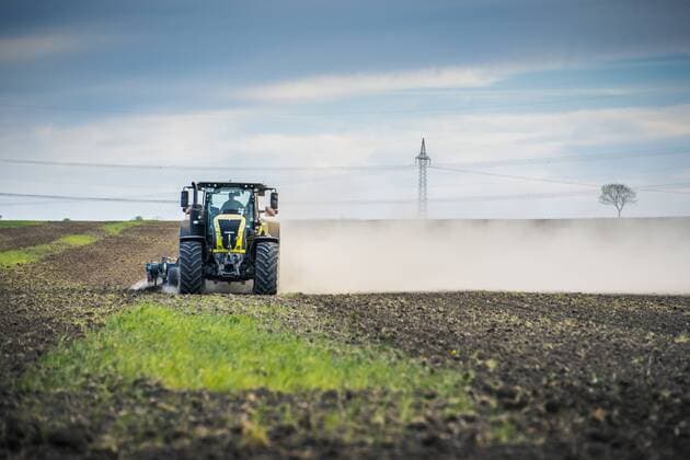 News Themen der Woche KW17 News Bilder des Tages Dürre in Deutschland, ausgetrocknete Felder in Thüringen LANDWIRTSCHAFT DÜRRE 25 04 2019 - Thüringen: Ein Landwirt pflügt sein trockenes Feld in Thüringen. _________________ *** AGRICULTURE DÜRRE 25 04 2019 Thuringia A farmer ploughing his dry field in Thuringia