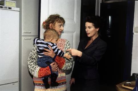 Psychothriller mit SUSANNE LOTHAR (Luise Barnfeld mit Baby) und GUDRUN LANDGREBE (Vera Brand) 41433 Überschrift: DIE STUNDEN VOR MORGENGRAUEN Deutschland 1996 Copyright: KPA !AUFNAHMEDATUM GESCHÄTZT! UnitedArchives00665946