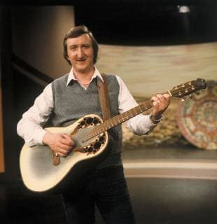MIKE Krüger, Schauspieler, Sänger, Comedian, mit Gitarre, 80er Jahre. Portrait, Schauspieler, Musik, Sänger, Comedian, 80er Überschrift: MIKE Krüger Copyright: KPA !AUFNAHMEDATUM GESCHÄTZT! UnitedArchives00666405