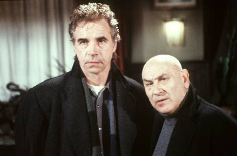 DERRICK Die seltsame Sache Liebe Ex-Kommissar Seidel (WOLF ROTH) erst kürzlich vom Dienst suspendiert, zeigt ein auffallend starkes Interesse an dem Fall. Szene mit RUDOLF WESSELY (Klavierspieler) , 07DFAZDFDER Überschrift: DERRICK Copyright: KPA !AUFNAHMEDATUM GESCHÄTZT! UnitedArchives00854066