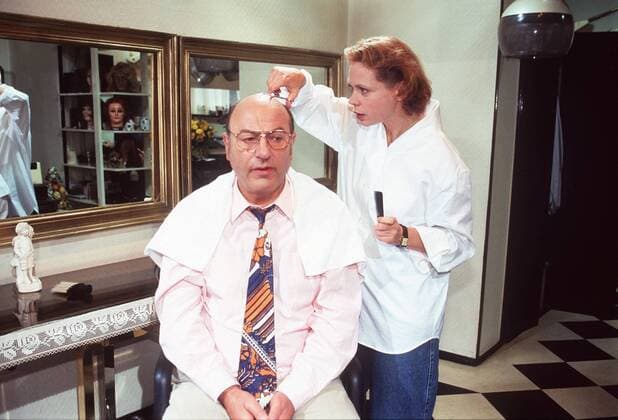 LIEBLING KREUZBERG Die Sache Anja Clemens Liebling (MANFRED KRUG) ist beim Friseur. Während des Schneidens unterhält er sich mit Anja Clemens (RENATE KRÖßNER), der Besitzerin des Ladens. Es stellt sich heraus, daß sie seine Mandantin werden Möchte, wegen einem Ermittlungsverfahren gegen sie. , 21DFAWDRLIE Überschrift: LIEBLING KREUZBERG Copyright: KPA !AUFNAHMEDATUM GESCHÄTZT! UnitedArchives00856126