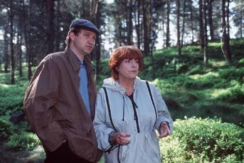 Im Varenbecker Wald werden die skelettierten Überreste eines vermißten Hamburger Ehepaares gefunden. Bella Block ermittelt. Szene mit PETER HEINRICH BRIX (Assistent Pit Cullmann) und HANNELORE HOGER (Bella Block) 41914 , 24DFAORF1BEL Überschrift: BELLA BLOCK - AUF DER JAGD Deutschland 1998 Copyright: KPA !AUFNAHMEDATUM GESCHÄTZT! UnitedArchives00856546