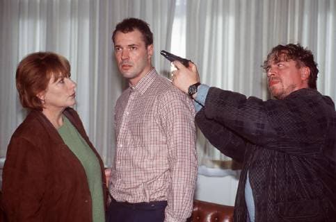 Dumm gelaufen für Bella Block (HANNELORE HOGER): Ganz unerwartet stehen sich Entführungsopfer Friedemann Mommsen (SEBASTIAN KOCH, m.) und der Hauptverdächtige Gregor Hoppe (ARMIN ROHDE) gegenüber. Regie: Erwin Keusch aka. Geldgier Überschrift: BELLA BLOCK BRD 1996 Copyright: KPA !AUFNAHMEDATUM GESCHÄTZT! UnitedArchives00857397