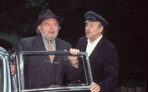 Merbach (WILL QUADFLIEG), der von seiner Tochter seit 14 Jahren nichts gehört hat, wird per Brief mitgeteilt; 1. daß er der Opa eines Jungen, namens Clemens (CLEMENS LOA) ist, 2. der in seine Obhut soll und 3. daß der Kleine dunkelhäutig ist. Zu viel des Guten. Szene mit Chauffeur Karl (GÜNTER LAMPRECHT). 38242 , 14DFAZDFGUT2 Überschrift: DER GUTE MERBACH Copyright: KPA !AUFNAHMEDATUM GESCHÄTZT! UnitedArchives00874602