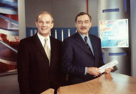 Berlin direkt FDP-Vorsitzender Wolfgang Gerhardt im Gespräch mit Peter Ellgaard. Foto: PETER HAHNE und PETER ELLGAARD Überschrift: BERLIN DIREKT Copyright: KPA !AUFNAHMEDATUM GESCHÄTZT! UnitedArchives00874667