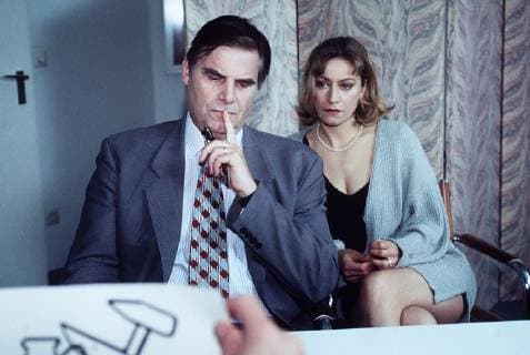 Reise in die Dunkelheit Justus Vorbeck (PETER SIMONISCHEK) unterzieht sich auf Druck seiner Frau Nina (TATJANA BLACHER) einem medizin-ischen Test in einer neuro-logischen Praxis. Wird sich der grausige Verdacht bestätigen, daß Justus Vergeßlichkeit tatsächlich Anzeichen für die Alzheimer Krankheit ist? Regie: Berthold Mittermayr Überschrift: REISE IN DIE DUNKELHEIT BRD 1997 Copyright: KPA !AUFNAHMEDATUM GESCHÄTZT! UnitedArchives00875659