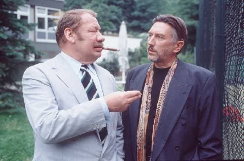 tatort - Jenniger (WOLFGANG VÖLZ, l.) und Treciak (CHRISTIAN BRÜCKNER) stecken unter einer Decke. Regie: Bernd Böhlich aka. Falsches Alibi Überschrift: TATORT BRD 1995 Copyright: KPA !AUFNAHMEDATUM GESCHÄTZT! UnitedArchives00876360