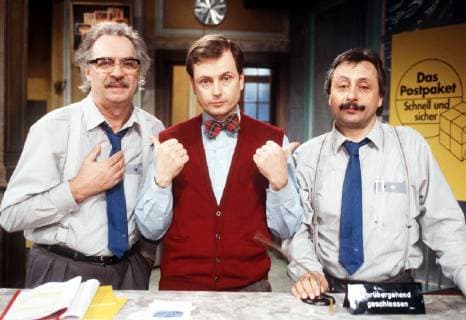 SALTO POSTALE Schweres Los Rudi Reschke bereitet sich auf sein Ausscheiden aus dem Postdienst vor... Bild v.l.n.r: Rudi Reschke (ACHIM WOLFF), Maximilian Mäßig (HANS-JÜRGEN SCHATZ), Stankoweit (WOLFGANG STUMPH) C42720 , 23DFApostale Überschrift: SALTO POSTALE Copyright: KPA !AUFNAHMEDATUM GESCHÄTZT! UnitedArchives00879111