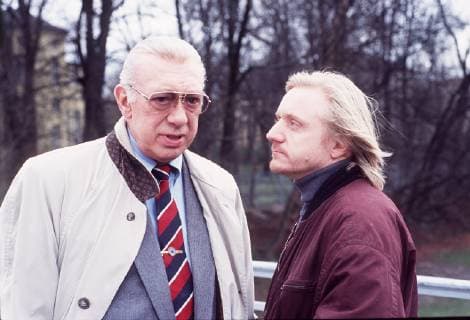 DERRICK Der Schlüssel Szene mit HORST TAPPERT und PIERRE FRANCKH 38159 Überschrift: DERRICK Copyright: KPA !AUFNAHMEDATUM GESCHÄTZT! UnitedArchives00883297
