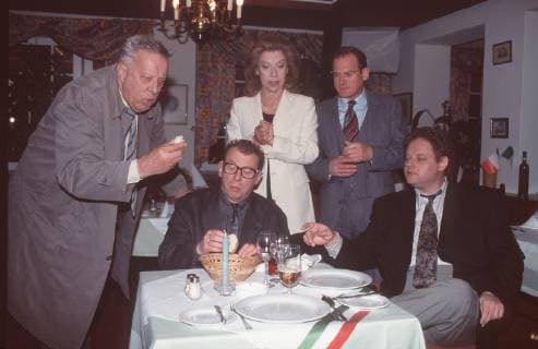 ADELHEID UND IHRE MÖRDER Adelheid (EVELYN HAMANN) kellnert undercover im Napoli . Strobel (HEINZ BAUMANN, r.), Pohl (DIETER BRANDECKER, 2.v.l.) und Schilling (OLIVER STERN, r.) warten als Gäste getarnt auf Schutzgelderpresser. Doch statt dessen betritt Kriminaldirektor Heimeran (BURGHART KLAUSSNER) das Restaurant ... VORRAT aka. Arbeitstitel: Rundum Sorglos e.V. Folge 37 Überschrift: ADELHEID UND IHRE MÖRDER BRD 2000 Copyright: KPA !AUFNAHMEDATUM GESCHÄTZT! UnitedArchives00883409