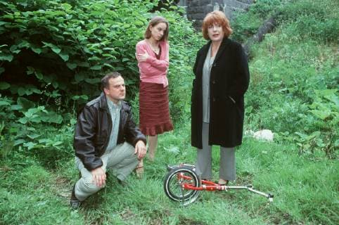 BELLA BLOCK- Uwe (BERNHARD SCHÜTZ) und Sophie Winter (ANTJE WESTERMANN) sind mit Bella Block (HANNELORE HOGER) auf der Suche nach ihrem Sohn, der verschwunden ist. Regie: Martin Enlen aka. Am Ende der Lüge Überschrift: BELLA BLOCK BRD 2000 Copyright: KPA !AUFNAHMEDATUM GESCHÄTZT! UnitedArchives00884487