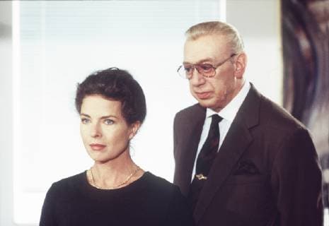 DERRICK Herr Widanje träumt schlecht Was weiss die Psychologin Agnes Voss (GUDRUN LANDGREBE) über den Ermordeten Widanje? Oberinspektor Derrick (HORST TAPPERT) versucht es herauszubekommen. 39644-0-55225 , 30DFADerric2 Überschrift: DERRICK D 1995 Copyright: KPA !AUFNAHMEDATUM GESCHÄTZT! UnitedArchives00888125