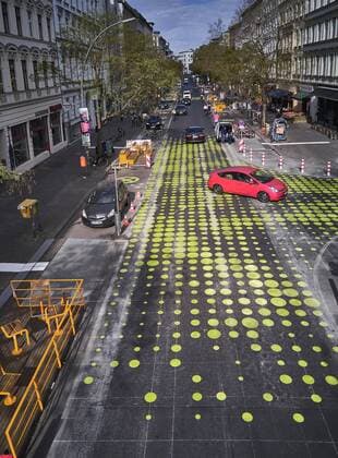 News Themen der Woche KW17 News Bilder des Tages Berlin, Kreuzberg, Bergmannstrasse, Verkehrszeichen in Grün, Streetart oder Verkehrsberuhung, 26.4.2019 *** Berlin Kreuzberg Bergmannstrasse Traffic signs in green Streetart or traffic calming 26 4 2019 Handelmann
