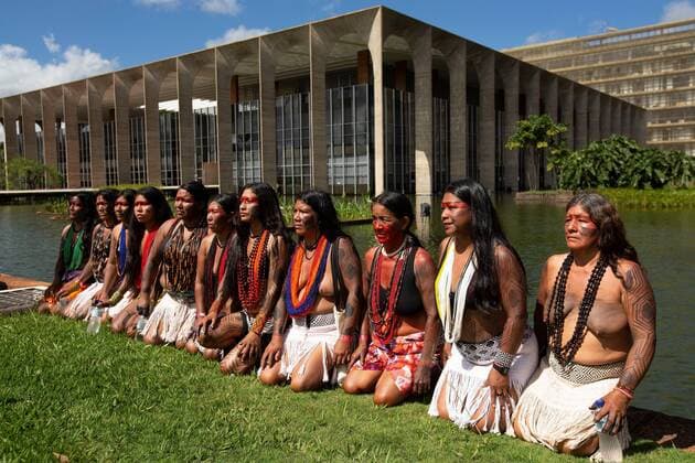 News Themen der Woche KW17 News Bilder des Tages Indians from different tribes protest against the policies of the Government of Jair Bolsonaro, at the central Esplanade of the Ministries of Brasilia, Brazil, 26 April 2019. The Tierra Libre camp, which is held annually in Brasilia since 2004, is called by the Articulation of the Indigenous Peoples of Brazil (APIB), which this year has announced its decision to protest against the threat to its territories that embody the Bolsonaro policies for the environment and the Amazon. Indigenous protest against Bolsonaro in Brasilia !ACHTUNG: NUR REDAKTIONELLE NUTZUNG!  Copyright: xJoedsonxAlvesx AME5369 20190426-636919050123335200