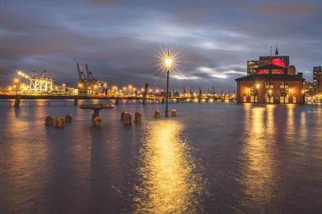 Germany, Hamburg, Altona, fish market at high water  KEBF01194