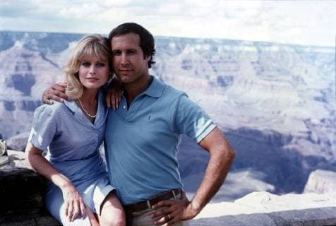 DIE SCHRILLEN VIER AUF ACHSE Vacation USA 1983 Harold Ramis Szene mit BEVERLY D ANGELO (Ellen Griswold) und CHEVY CHASE (Clark Wilhelm Griswold). Regie: Harold Ramis aka. Vacation DIE SCHRILLEN VIER AUF ACHSE USA 1983 Copyright: KPA !AUFNAHMEDATUM GESCHÄTZT! Nur redaktionelle Nutzung im Zusammenhang mit dem Film. Editorial usage only and only related to the movie. Im Falle anderer Verwendungen, kontaktieren Sie uns bitte. For other uses, please contact us. UnitedArchives00648820