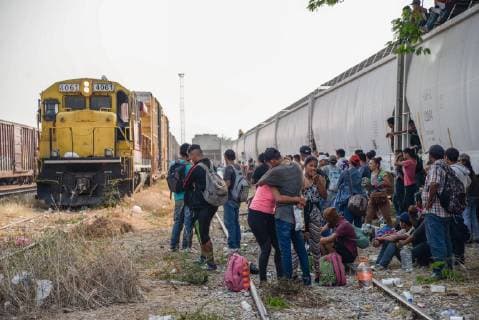 Hundreds of Central American migrants wait to board the gondolas of the train La Bestia in the municipality of Ixtepec, in the state of Oaxaca, Mexico, on 26 April 2019, to continue their way to the United States border, despite the roadblocks Mexican authorities have imposed to stop their journey. Migrants continue their passage through Mexico despite immigration checkpoints !ACHTUNG: NUR REDAKTIONELLE NUTZUNG!  Copyright: xLuisxVillalobosx AME5698 20190427-636919347940912001