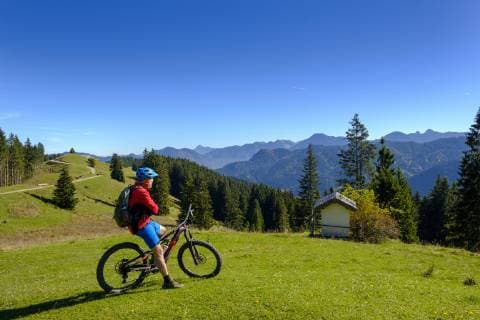 Germany, Mountainbiker looking to Hirschtalsattel, Aueralm with Tegernsee Mountains near Lenggries model released Symbolfoto  LBF02366