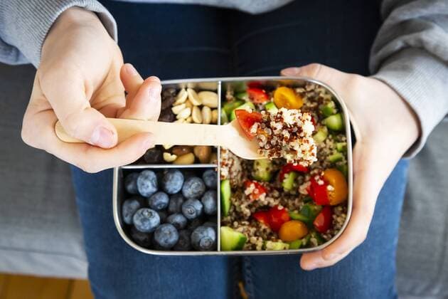 Lunchbox with quinoa salad with tomato and cucumber, blue berry and trail mix model released Symbolfoto  LVF07831