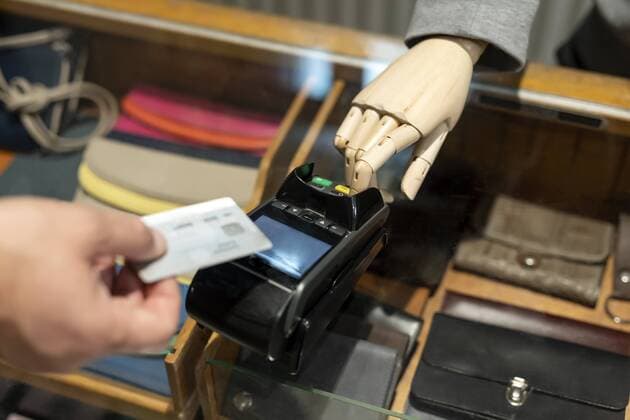 Customer paying with creditcard, robot assisting model released Symbolfoto property released  PESF01526