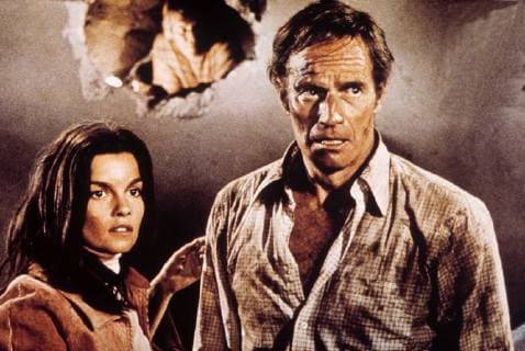 GENEVIEVE BUJOLD (Denise Marshall), CHARLTON HESTON (Stewart Graff) Regie: Mark Robson aka. Earthquake ERDBEBEN USA 1974 Copyright: KPA !AUFNAHMEDATUM GESCHÄTZT! Nur redaktionelle Nutzung im Zusammenhang mit dem Film. Editorial usage only and only related to the movie. Im Falle anderer Verwendungen, kontaktieren Sie uns bitte. For other uses, please contact us. UnitedArchives00665888