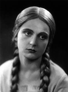 CAMILLA HORN (Gretchen) Regie: Friedrich Wilhelm Murnau aka. Faust - eine deutsche Volkssage FAUST Deutschland 1925 26 Copyright: KPA !AUFNAHMEDATUM GESCHÄTZT! Nur redaktionelle Nutzung im Zusammenhang mit dem Film. Editorial usage only and only related to the movie. Im Falle anderer Verwendungen, kontaktieren Sie uns bitte. For other uses, please contact us. UnitedArchives00666263