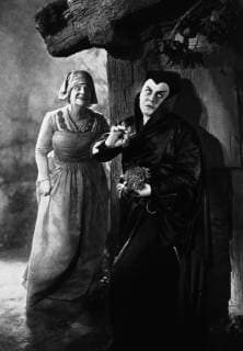 YVETTE GUILBERT (Marthe Schwerdtlein), EMIL JANNINGS (Mephisto) Regie: Friedrich Wilhelm Murnau aka. Faust - eine deutsche Volkssage FAUST Deutschland 1925 26 Copyright: KPA !AUFNAHMEDATUM GESCHÄTZT! Nur redaktionelle Nutzung im Zusammenhang mit dem Film. Editorial usage only and only related to the movie. Im Falle anderer Verwendungen, kontaktieren Sie uns bitte. For other uses, please contact us. UnitedArchives00666266