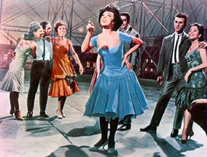 WEST SIDE STORY West Side Story USA 1961 Jerome Robbins, Robert Wise Szene mit RITA MORENO (Mitte) als Anita. Film, Fernsehen, Musical, Liebesfilm, 60er Regie: Jerome Robbins, Robert Wise aka. West Side Story WEST SIDE STORY USA 1961 Copyright: KPA !AUFNAHMEDATUM GESCHÄTZT! Nur redaktionelle Nutzung im Zusammenhang mit dem Film. Editorial usage only and only related to the movie. Im Falle anderer Verwendungen, kontaktieren Sie uns bitte. For other uses, please contact us. UnitedArchives00667142