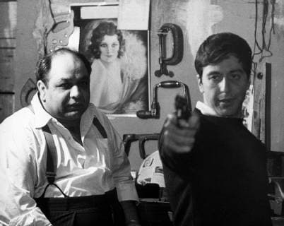 DER PATE The Godfather USA 1972 Francis Ford Coppola Clemenza (RICHARD S. CASTELLANO) und Michael Corleone (AL PACINO) bei der Vorbereitung zum Krieg der grossen Mafia-Familien . Clemenza unterweist Michael im Schusswaffengebrauch. Regie: Francis Ford Coppola aka. The Godfather DER PATE USA 1972 Copyright: KPA !AUFNAHMEDATUM GESCHÄTZT! Nur redaktionelle Nutzung im Zusammenhang mit dem Film. Editorial usage only and only related to the movie. Im Falle anderer Verwendungen, kontaktieren Sie uns bitte. For other uses, please contact us. UnitedArchives00673417