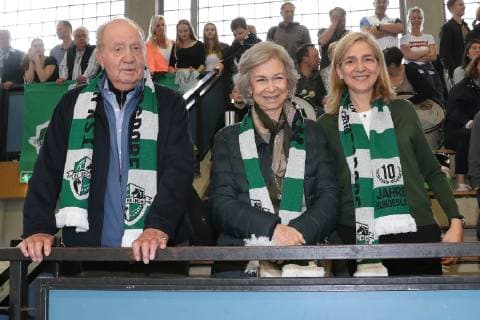 Spains EX King Juan Carlos with his wife Sophia and daughters Elena and Cristina come to his grandsons handball game 18-year-old Pablo Urdangarin plays for TSV Hannover Burgdorfs A Juniors and is in the quarter-finals of the German Championship on Saturday with his team against HSG Wetzlar from the left Juan Carlos I Sophia of Greece Cristina of Spain Grandmother Claire Liebaert Cout