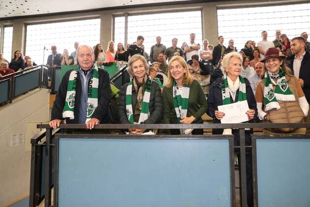 Entertainment Themen der Woche KW17 Entertainment Bilder des Tages Spaniens EX König Juan Carlos mit seiner Frau Sophia und den Töchtern Elena und Cristina kommen zum Handballspiel des Enkels , Der 18-Jährige Pablo Urdangarin, spielt bei den A-Junioren der TSV Hannover-Burgdorf und steht am Sonnabend mit seiner Mannschaft gegen die HSG Wetzlar im Viertelfinale der Deutschen Meisterschaft.von links: Juan Carlos I , Sophia von Griechenland, Cristina v on Spanien, Großmutter Claire Liebaert Coutain, Elena von Spanien, *** Spains EX King Juan Carlos with his wife Sophia and daughters Elena and Cristina come to his grandsons handball game 18-year-old Pablo Urdangarin plays for TSV Hannover Burgdorfs A Juniors and is in the quarter-finals of the German Championship on Saturday with his team against HSG Wetzlar from the left Juan Carlos I Sophia of Greece Cristina of Spain Grandmother Claire Liebaert Cout