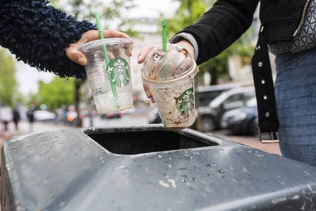 Teenager at Starbucks in Düsseldorf near Königsallee With MR