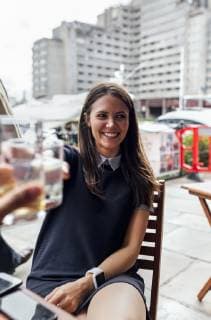 IMAGO Creative, Jahreszeit Sommer, Sommer in der Stadt Young beautiful woman toasting with her friends on a terrace model released Symbolfoto  MGOF03887