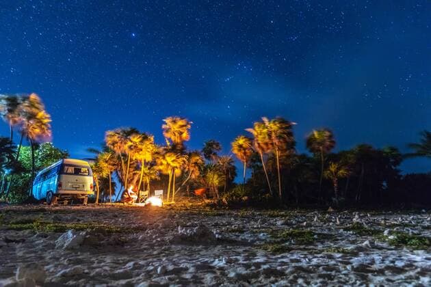 Mexico, Yucatan, Quintana Roo, Tulum, camper van on the beach at night with palm trees model released Symbolfoto  MMAF00775
