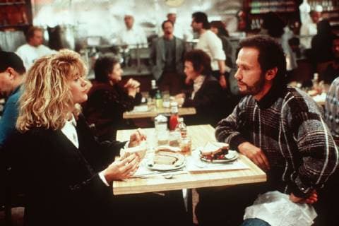 HARRY UND SALLY When Harry met Sally USA 1989 - Rob Reiner Sallys (MEG RYAN) gespielter Orgasmus, während sie einen Burger isst, ging in die Filmgeschichte ein Harry (BILLY CRISTAL) dachte, dass er die Frauen kennt. Nun ist er beeindruckt. Regie: Rob Reiner aka. When Harry met Sally HARRY UND SALLY USA 1989 Copyright: KPA !AUFNAHMEDATUM GESCHÄTZT! Nur redaktionelle Nutzung im Zusammenhang mit dem Film. Editorial usage only and only related to the movie. Im Falle anderer Verwendungen kontaktieren Sie uns bitte. For other uses, please contact us. UnitedArchives00852742