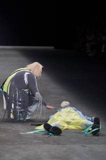 Sao Paulo Fashion Week - Model stirbt auf dem Catwalk SÃO PAULO, SP - 27.04.2019: SPFW N47 - Model suffers an accident in the Ocksa brand parade, during SPFW N47 held in the ARCA space in São Paulo, SP. x1722373x  EduxAlpendre