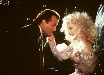 Weihnachten, Filmreife Outfits Komödien-Star Bill Murray ist der hartherzige Frank Cross (BILL MURRAY), Präsident einer großen TV-Station. Für ihn ist Weihnachten blanker Unfug - außer, man macht eine große Live-Revue im Fernsehen daraus. Doch dann erscheinen ihm drei Geister, die bei Cross eine erstaunliche Veränderung herbeiführen Bild: BILL MURRAY KAREN ALLEN Regie: Richard Donner aka. Scrooged DIE GEISTER, DIE ICH RIEF USA 1988 Copyright: KPA !AUFNAHMEDATUM GESCHÄTZT! Nur redaktionelle Nutzung im Zusammenhang mit dem Film. Editorial usage only and only related to the movie. Im Falle anderer Verwendungen kontaktieren Sie uns bitte. For other uses, please contact us. UnitedArchives00854715