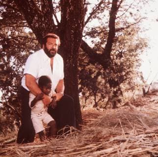 Die Recherche in einem Mordfall führt Kommissar Rizzo (BUD SPENCER) - Plattfuss genannt - nach Südafrika, wo er sich in die Diamantenschmugglerszene einschleust. Bei seinen gefährlichen Nach-forschungen wird der schlagkräftige Polizist von dem kleinen Bodo (BODO) unterstützt... Regie: Stefano Vanzina aka. Piedone L Africano PLATTFUSS IN AFRIKA BRD ITL 1977 Copyright: KPA !AUFNAHMEDATUM GESCHÄTZT! Nur redaktionelle Nutzung im Zusammenhang mit dem Film. Editorial usage only and only related to the movie. Im Falle anderer Verwendungen, kontaktieren Sie uns bitte. For other uses, please contact us. UnitedArchives00858352