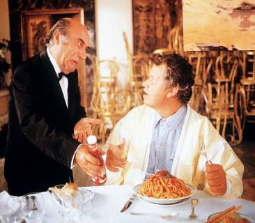MAN SPRICHT DEUTSCH BRD 1987 - Hanns Christian Müller Erwin Löffler (GERHARD POLT, r.) hat in Italien keine Verständigungsprobleme, denn Man spricht Deutsh Regie: Hanns C. Müller MAN SPRICHT DEUTSCH BRD 1987 Copyright: KPA !AUFNAHMEDATUM GESCHÄTZT! Nur redaktionelle Nutzung im Zusammenhang mit dem Film. Editorial usage only and only related to the movie. Im Falle anderer Verwendungen, kontaktieren Sie uns bitte. For other uses, please contact us. UnitedArchives00874567