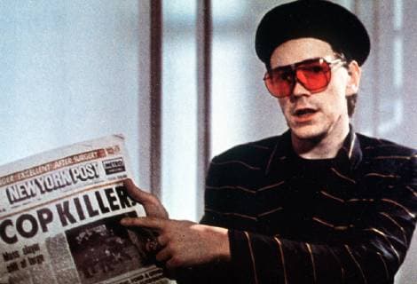 COPKILLER- Ein vermummter Killer räumt unter dem New Yorker Drogendezernat auf. Fieberhaft wird der Täter gesucht. Währenddessen taucht Leo (JOHNNY ROTTEN), ein jugendlicher Freak, vor der eleganten Zweitwohnung auf, die sich Fred O Connor, ein fanatischer Law&Order -Befürworter beim Rauschgiftdezernat, aus illegalen Drogengeschäften finanziert. Leo behauptet der Copkiller zu sein... Regie: Roberto Faenza aka. Cop Killers COPKILLER Italien 1983 Copyright: KPA !AUFNAHMEDATUM GESCHÄTZT! Nur redaktionelle Nutzung im Zusammenhang mit dem Film. Editorial usage only and only related to the movie. Im Falle anderer Verwendungen, kontaktieren Sie uns bitte. For other uses, please contact us. UnitedArchives00882309