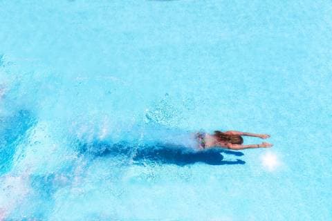 Woman diving underwater in swimming pool model released Symbolfoto  SMAF01066