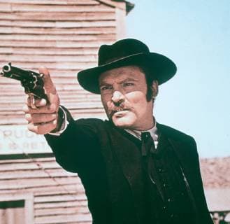 DOC- Der Revolverheld Doc Holliday (STACY KEACH) besucht seinen alten Freund Wyatt Earp, der sich in Tombstone zum Sheriff wählen lassen will. Dazu muß Wyatt die Clanton-Brüder aus dem Weg räu-men und bittet Doc um Hilfe. Regie: Frank Perry aka. Doc DOC USA 1971 Copyright: KPA !AUFNAHMEDATUM GESCHÄTZT! Nur redaktionelle Nutzung im Zusammenhang mit dem Film. Editorial usage only and only related to the movie. Im Falle anderer Verwendungen, kontaktieren Sie uns bitte. For other uses, please contact us. UnitedArchives00884273